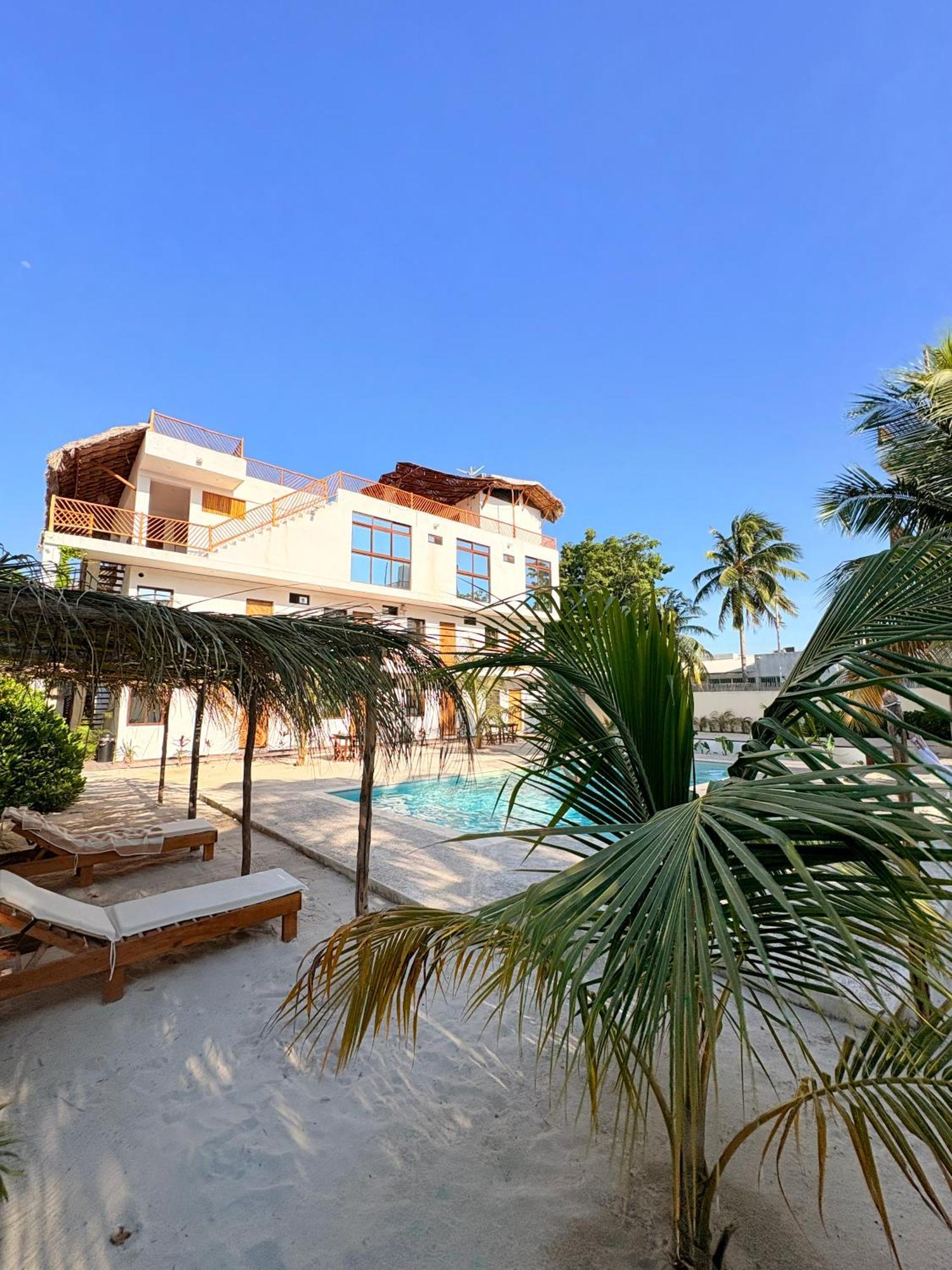 Mexhe Hotel El Cuyo Exteriör bild
