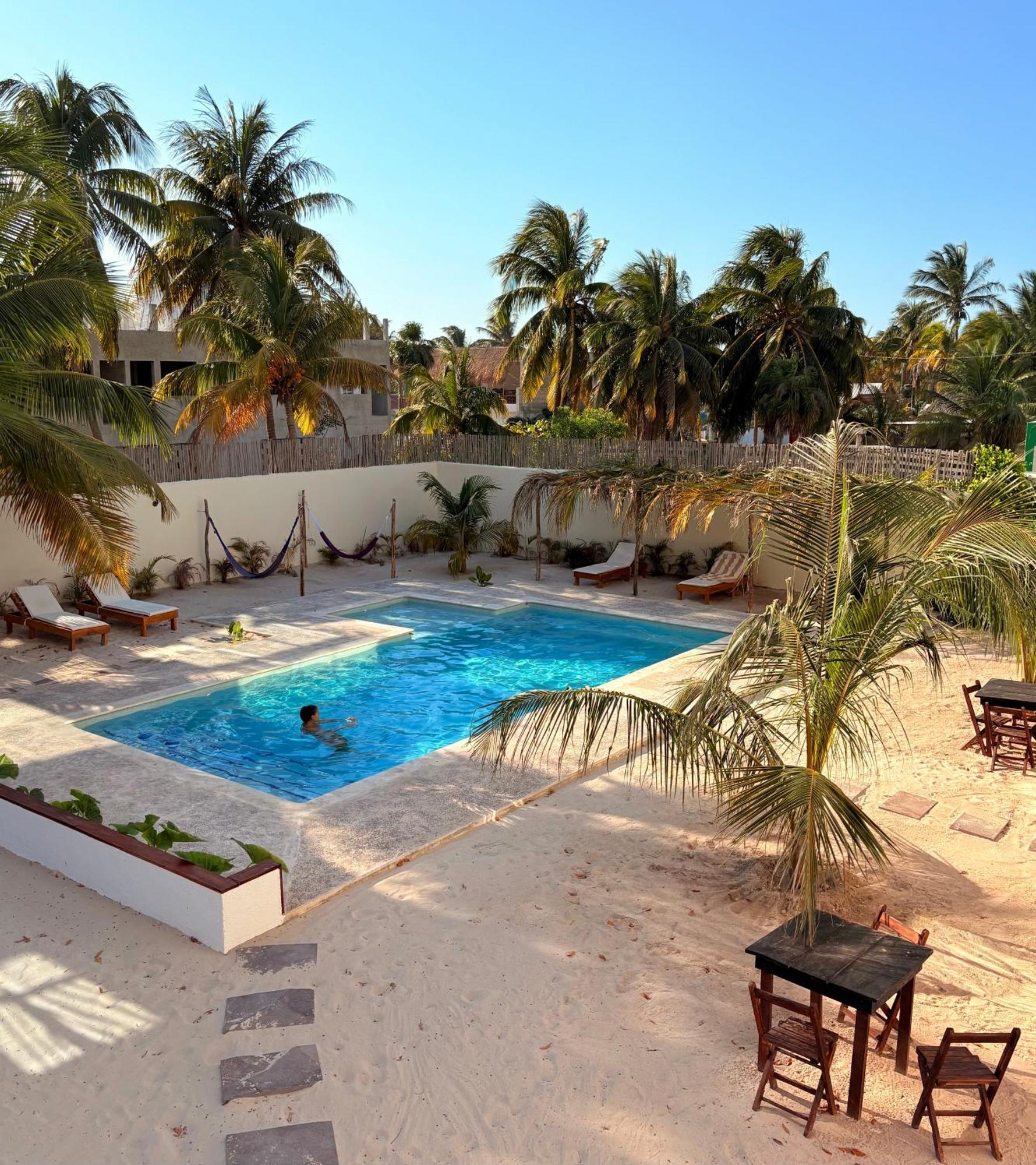 Mexhe Hotel El Cuyo Exteriör bild
