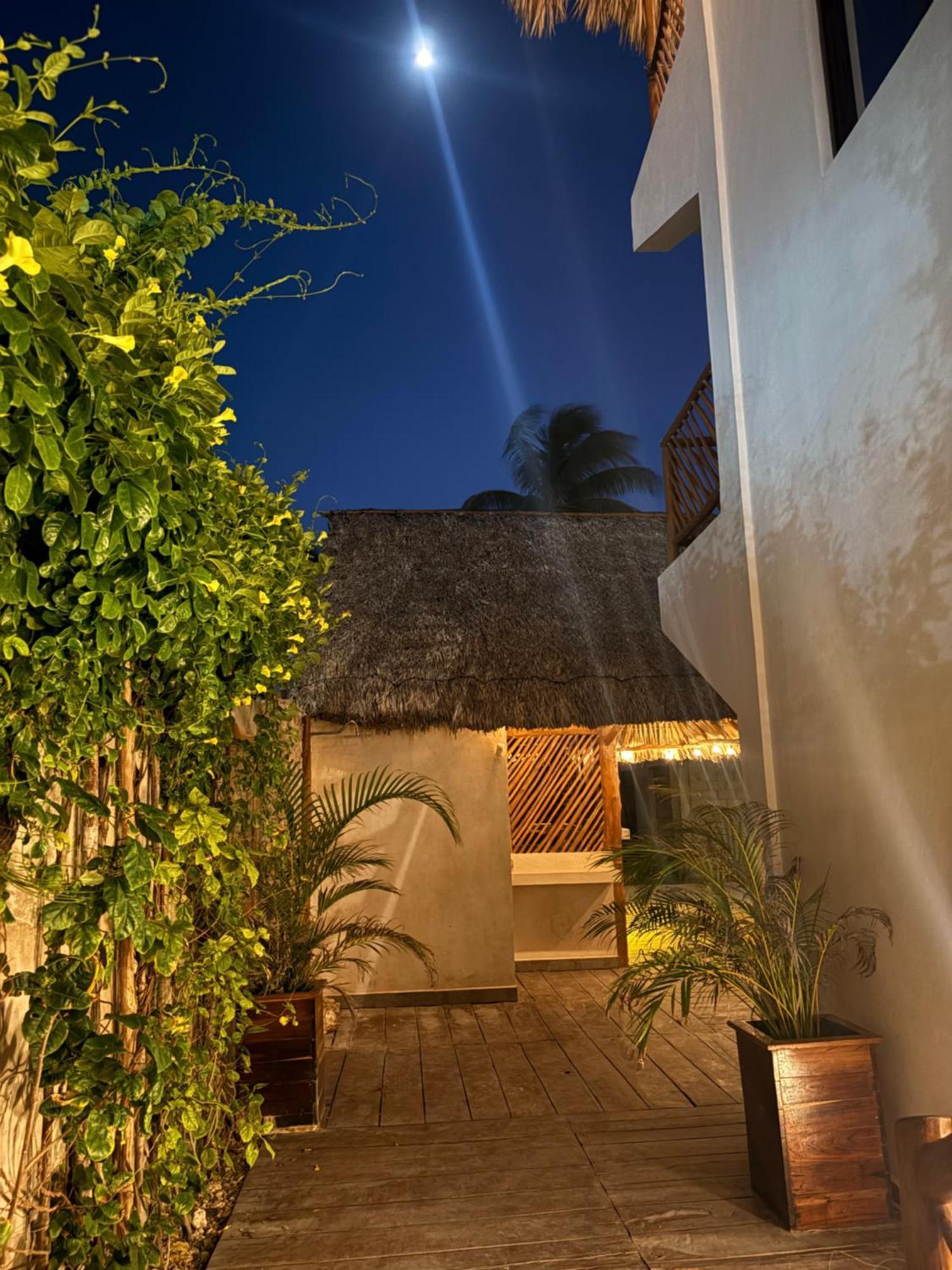 Mexhe Hotel El Cuyo Exteriör bild